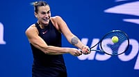 | Photo: AP/Eduardo Munoz Alvarez : 2024 US Open quarterfinals: Aryna Sabalenka, of Belarus, returns to Zheng Qinwen, of China